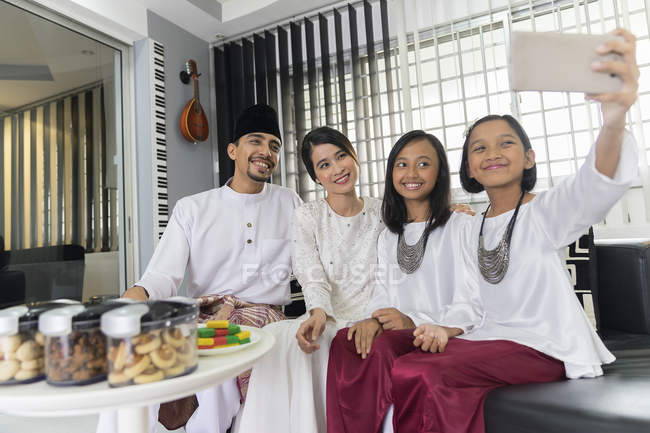 Feliz asiático família celebrando hari raya em casa — Fotografia de Stock