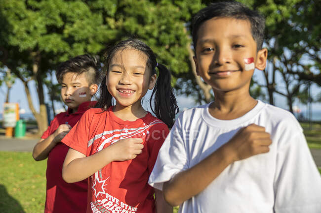 Eine Gruppe von Kindern, die das Versprechen von Singapur einlösen. — Stockfoto