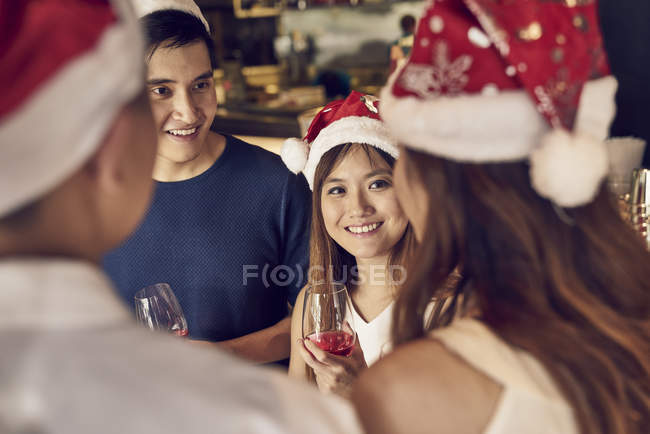 Щасливі молоді азіатські друзі святкують Різдво разом у кафе — стокове фото