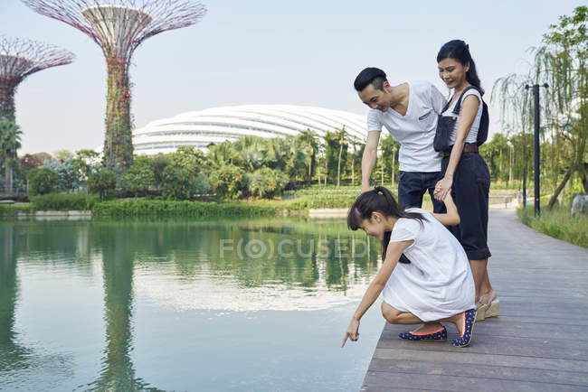 Family curious about the lake in Gardens by the Bay, Singapore — Stock Photo