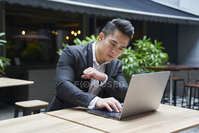 Junge asiatische erfolgreiche Geschäftsmann mit Laptop — Stockfoto