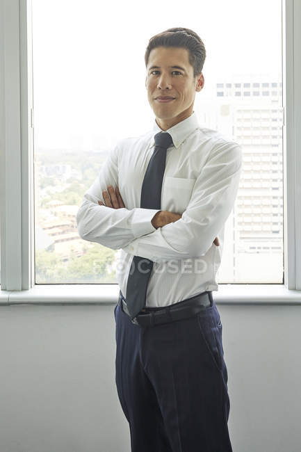 Jovem empresário bem sucedido que trabalha em escritório moderno — Fotografia de Stock
