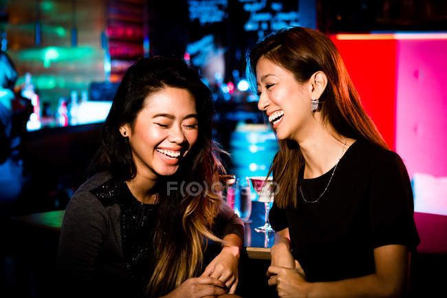Хороша дівчина друзі розважаються в нічному клубі — стокове фото