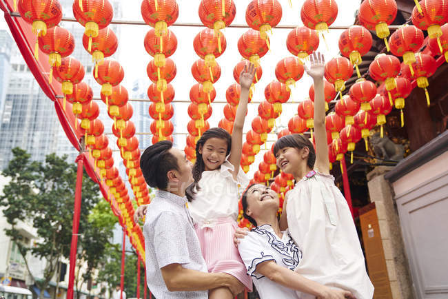 Happy asian family spending time together in traditional Singaporean shrine — Stock Photo