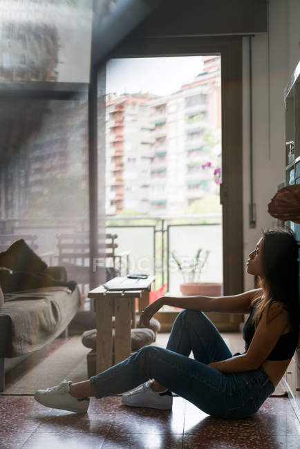 Vue latérale de Sexy femme chinoise reposant à la maison — Photo de stock