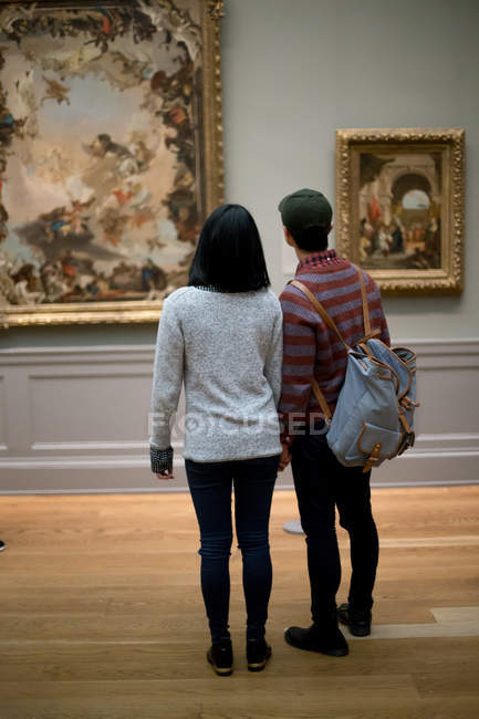 Vista posteriore dei turisti asiatici nel Metropolitan Museum of Art, New York, USA — Foto stock