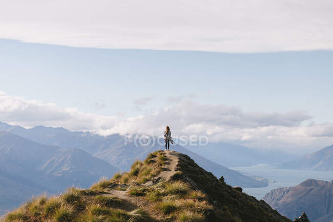 Joven mujer hipster disfrutando en el Parque Nacional Mountain Cook en Nueva Zelanda - foto de stock