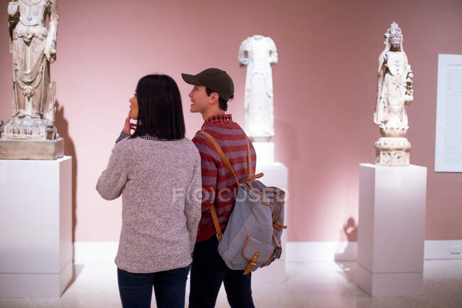 Asian tourists in The Metropolitan Museum of Art, New York, USA — Stock Photo
