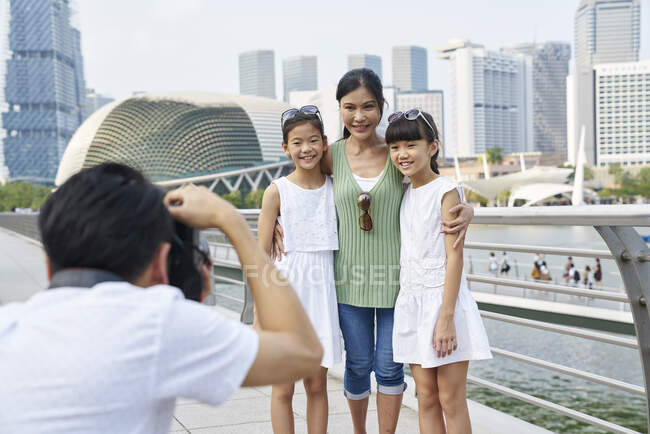 Rilassarsi in famiglia all'Esplanade Bridge, Singapore — Foto stock