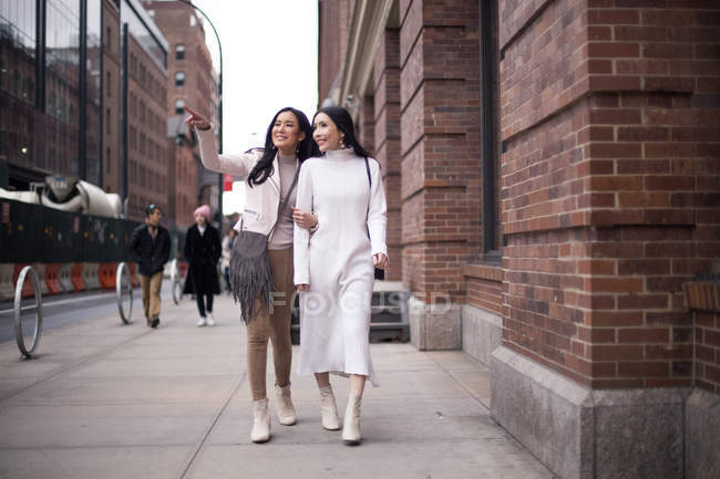 Two beautiful asian women together at new york, usa — Stock Photo