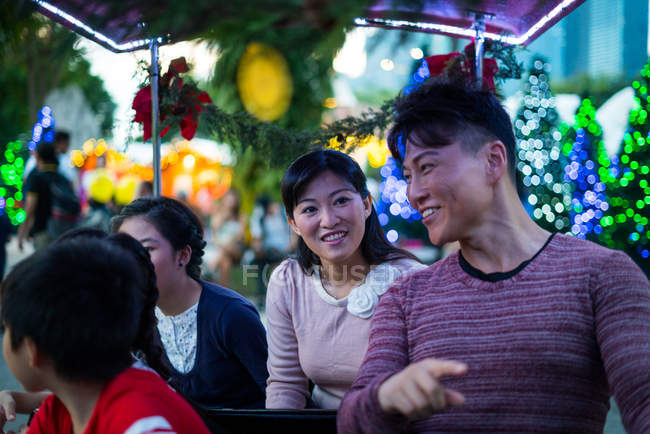 Feliz asiático familia pasando tiempo juntos en divertido parque en Navidad - foto de stock