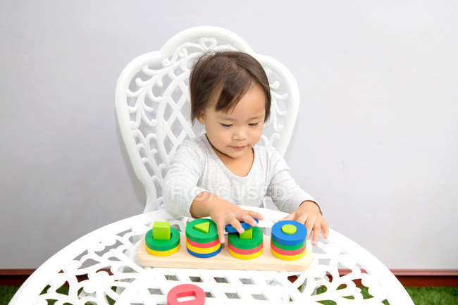 Giovane poco asiatico bambino ragazza giocare con educativo giocattoli — Foto stock