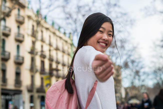Junge Chinesin zeigt Faust in Barcelona — Stockfoto