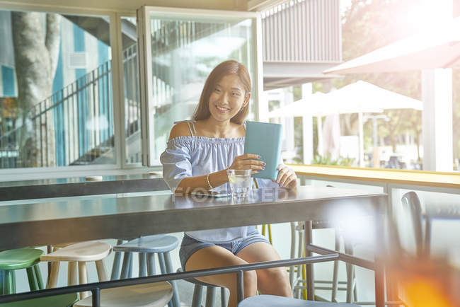 Atractivo joven asiático mujer usando digital tablet - foto de stock
