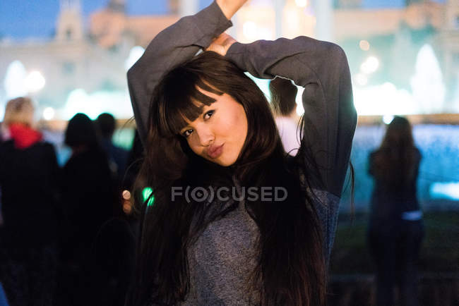 Jovem bela mulher asiática posando para câmera — Fotografia de Stock