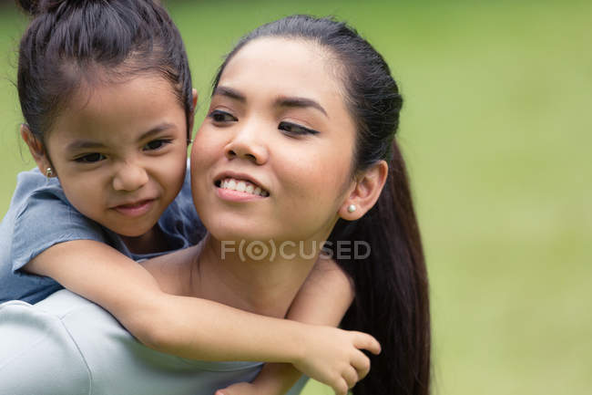 Lindo asiático madre y hija pasando tiempo juntos en parque - foto de stock
