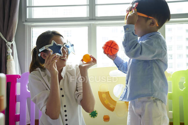 Mother and son bonding with fun glasses — Stock Photo