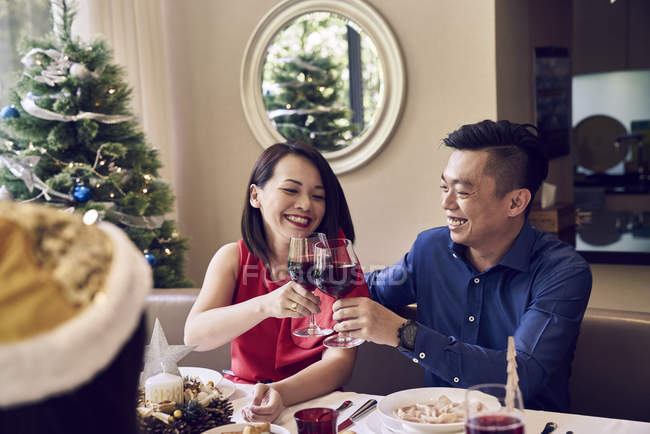Feliz joven asiático amigos celebrando Navidad juntos - foto de stock