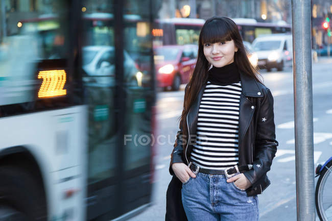 Jovem atraente mulher asiática andando na cidade — Fotografia de Stock