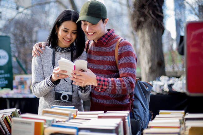 Asiatisches Paar betrachtet die Bücher am Bücherstand, New York, USA — Stockfoto