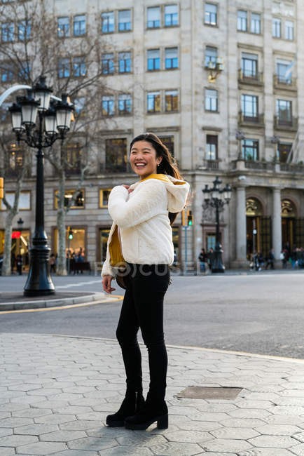 Joven mujer china caminando por las calles de barcelona - foto de stock