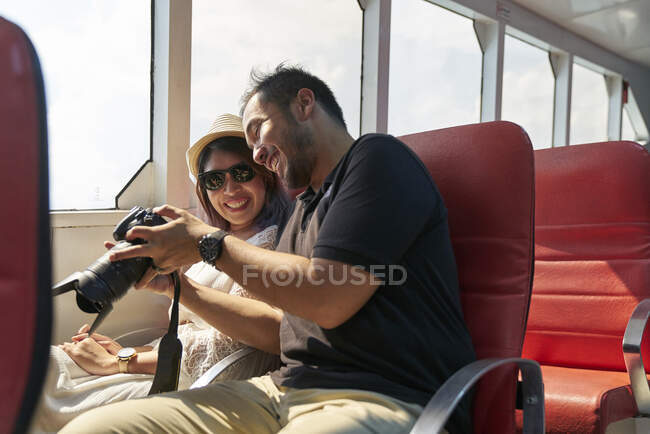 RILASCIO Giovane coppia che rivede le immagini scattate su una macchina fotografica — Foto stock