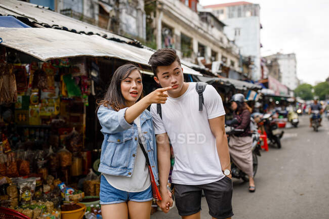 Осмотр достопримечательностей молодой азиатской пары на местном рынке в Хошимине, Вьетнам
. — стоковое фото