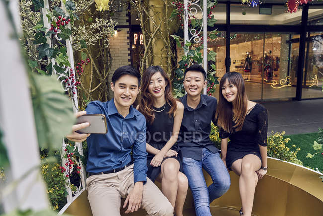Feliz jovem asiático amigos tomando selfie com Natal decorações — Fotografia de Stock