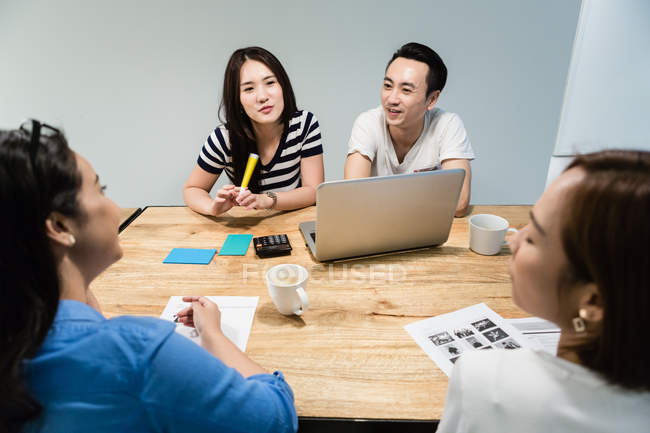 Молоді азіатські працюють разом в сучасні офісні — стокове фото