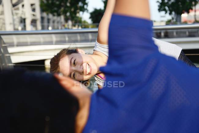 Молоді азіатські жінки роблять розтягування на відкритому повітрі — стокове фото