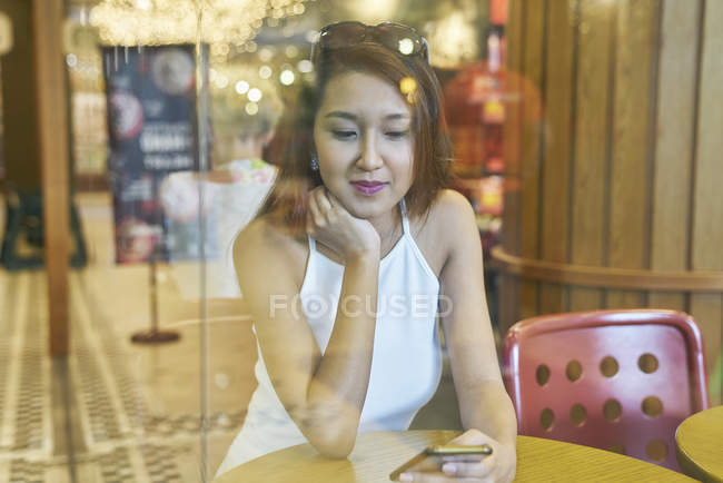 Jovem atraente asiático mulher no Natal compras — Fotografia de Stock