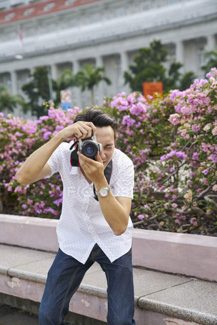 Мужской фотограф на мосту Эспланада в Сингапуре — стоковое фото