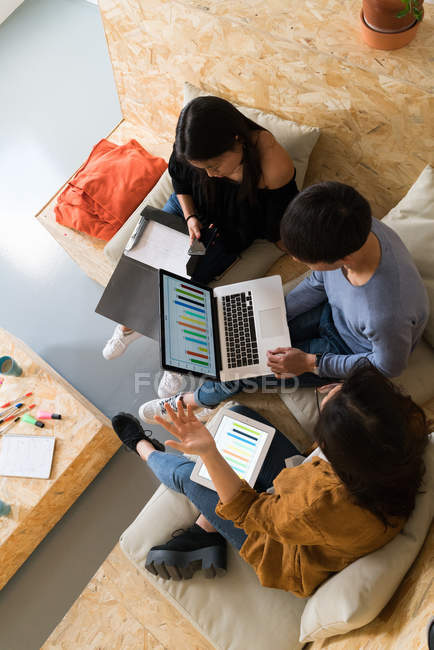Vista superior de jóvenes asiáticos trabajando juntos - foto de stock
