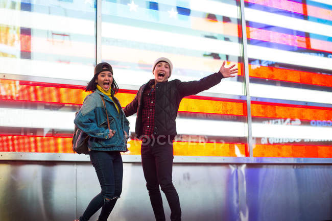 Casal encantador ter um grande momento em Times Square, Nova York, EUA — Fotografia de Stock