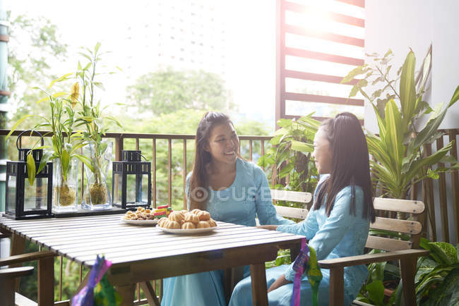 Young asian siblings celebrating Hari Raya in Singapore — Stock Photo