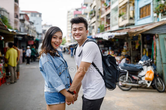 LIBERTAS Jovem casal asiático passear em um mercado local em Ho Chi Minh City, Vietnã — Fotografia de Stock