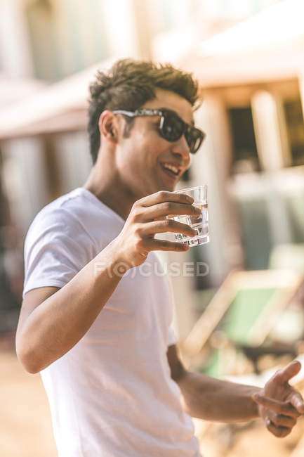 Felice uomo con gli occhiali da sole avendo bere — Foto stock