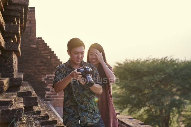 Молодая пара делает фотографии вокруг древнего храма Пятадар, Баган, Мьянма — стоковое фото