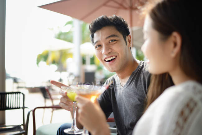 Giovane coppia asiatica bere cocktail in caffè insieme — Foto stock