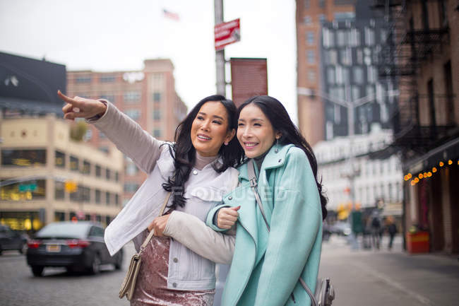 Zwei schöne asiatische Frauen zusammen in New York, USA — Stockfoto
