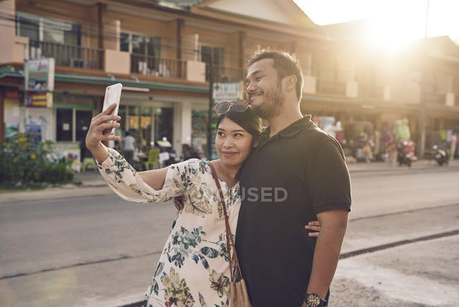 Pareja joven tomando una selfie en las calles de Koh Chang, Tailandia - foto de stock