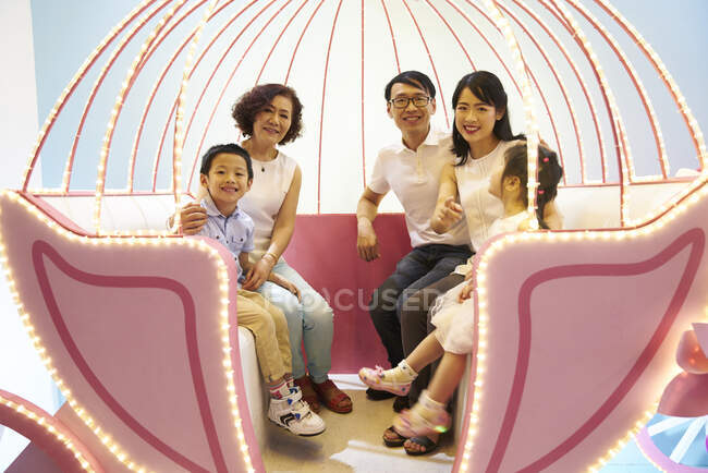 Glückliche asiatische Familie, die Zeit miteinander verbringt und für Fotos posiert — Stockfoto