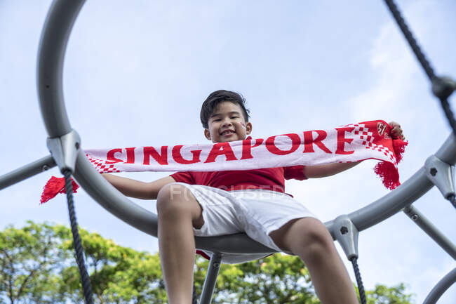 Um garoto cingapuriano orgulhoso. — Fotografia de Stock