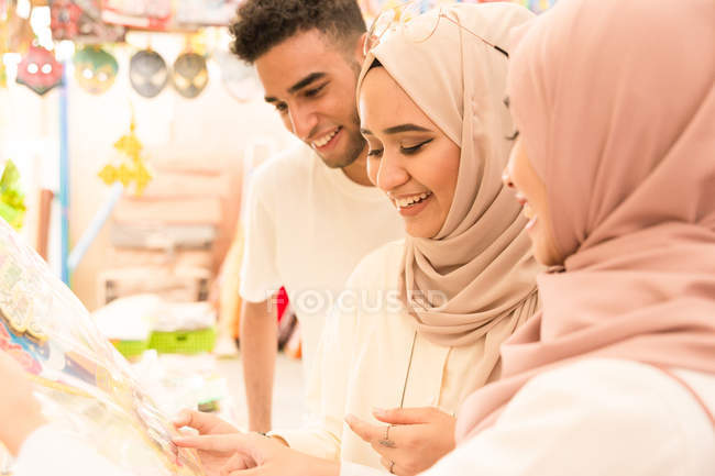 Amigos muçulmanos comprando Hari Raya — Fotografia de Stock