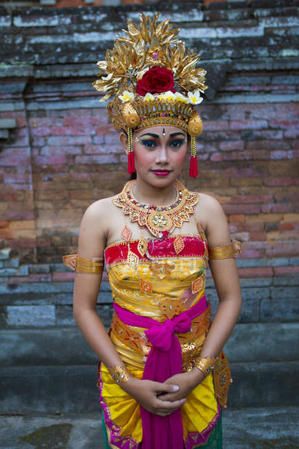 Kecak es una forma de danza balinesa y drama musical que se desarrolló en la década de 1930 en Bali.Perfomers están destripando listo en el templo y la calle por dar los últimos toques a sus Make Ups. - foto de stock