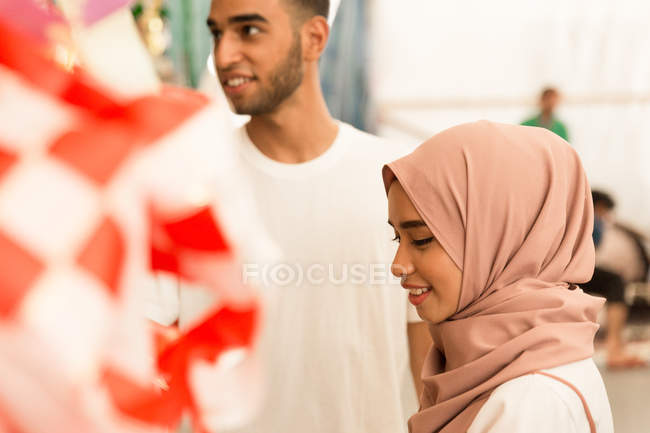 Pareja musulmana de compras durante Hari Raya - foto de stock