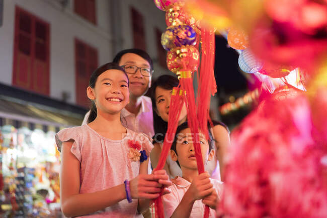 РЕЛИЗНЫ Молодая азиатская семья вместе на китайский Новый год — стоковое фото