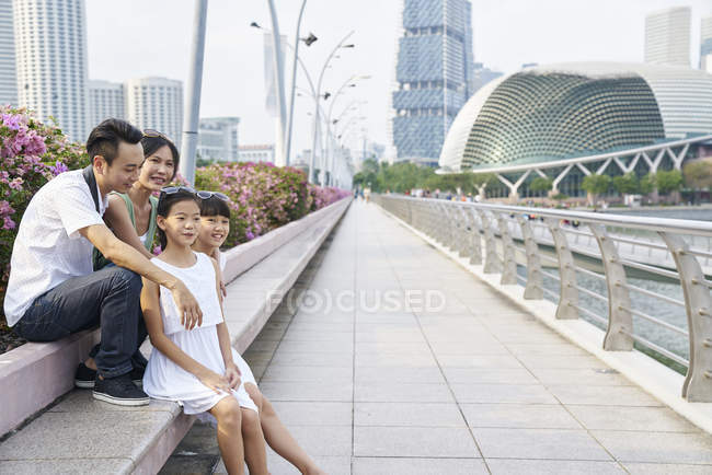 Family chilling at the Esplanade Bridge, Singapore — Stock Photo