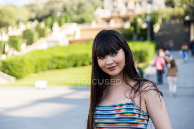 Junge weibliche eurasische Touristin posiert in Barcelona — Stockfoto