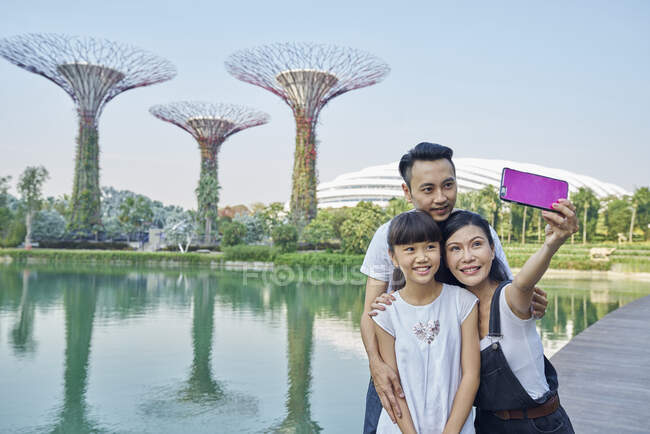 Familie macht ein Selfie in Gärten an der Bucht, singapore — Stockfoto